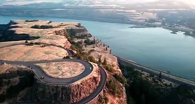 4K山脉中的公路与远处的风景景观航拍视频的预览图